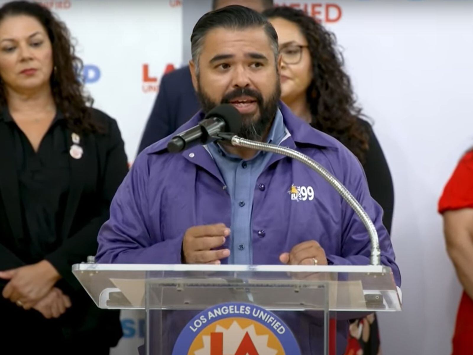 Lester García contó que se aplicarán protocolos de seguridad cuando los escolares asistan a sus escuelas. (Crédito: Univision Noticias / YouTube)