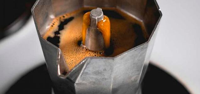 ¿Qué sucede si colocas leche en una cafetera italiana hirviendo?