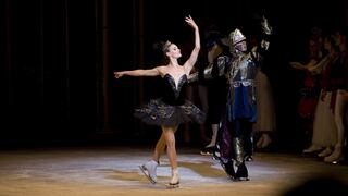 Ballet Estatal de San Petersburgo presenta "El lago de los cisnes" sobre hielo
