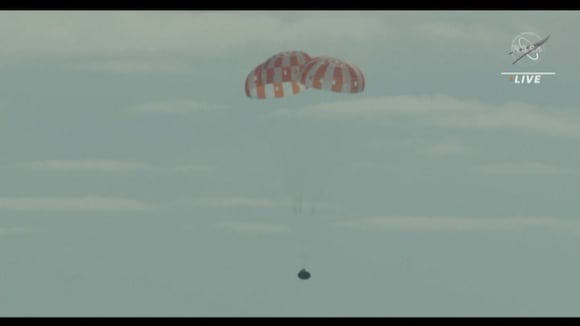 Cápsula Orión de NASA ameriza tras viaje alrededor de la Luna