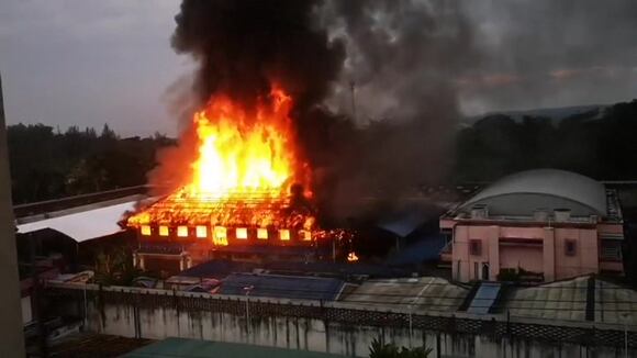 Tailandia: Incendian prisión durante un motín por foco de contagios de Covid-19