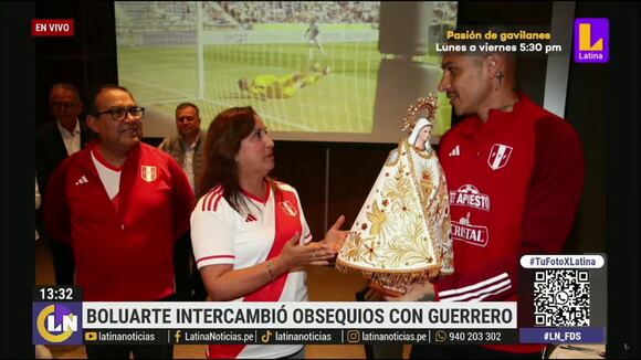 Dina Boluarte entrega obsequio a Paolo