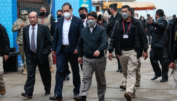 Castillo aceptó la invitación a irse de Perú Libre, pero no acepta la equivalente invitación a irse de la presidencia #VideosEC