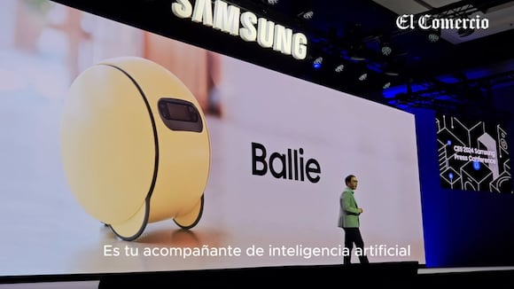 Jonatham Gabrio, director de innovación de Samsung, presenta el nuevo Ballie en el CES 2024.