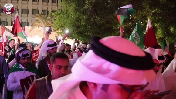 Banderazo de los aficionados qataríes con miras al duelo ante Senegal. (@QFA_EN)