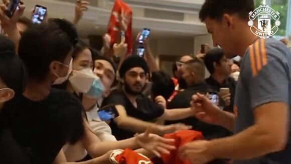 Manchester United firmó autógrafos a sus aficionados antes de enfrentar a Liverpool | Fuente: @ManUtd