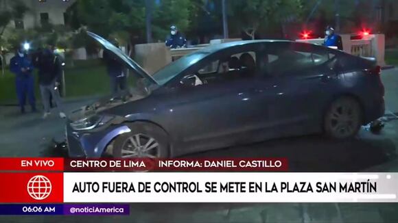 Auto ingresa a Plaza San Martín