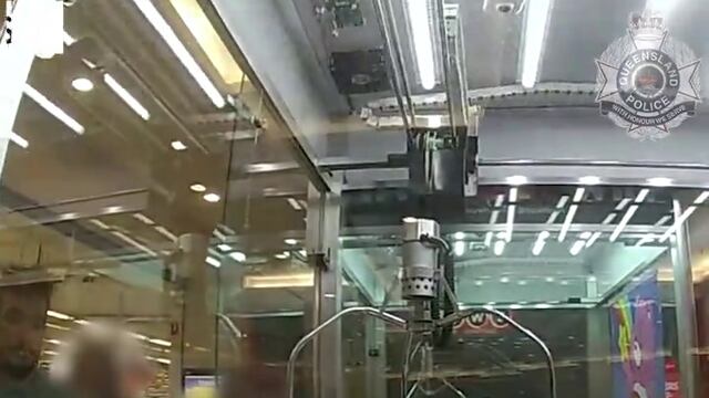 El tenso momento que vivió un niño al quedar atrapado en el interior de una máquina de juguetes