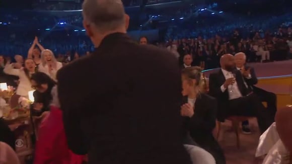 Billie Eilish gana premio a Mejor Cancion en Grammy 2024. VIDEO: TNT