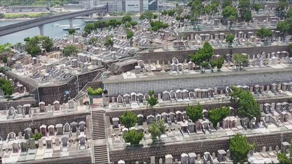 China: Un edificio lleno de nichos en la densa ciudad de Hong Kong