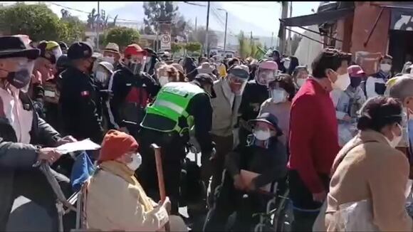 Arequipa: reportan incidencias en segundo día de vacunación contra el COVID-19 para adultos mayores de 80 años. (Video: Leonardo Cuito)