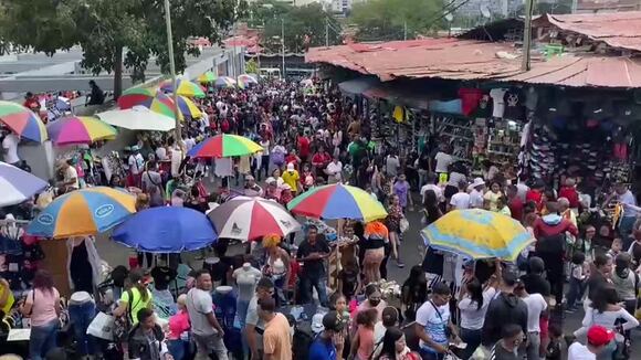 Venezolanos aceleran las compras navideñas para "ganarle" a la devaluación