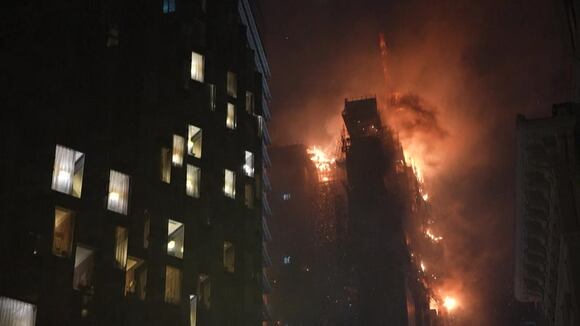 Espectacular incendio de un rascacielos en construcción en Hong Kong
