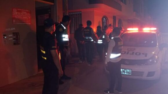 Arequipa: Detienen a cinco personas, a quienes se les incautó un kilo y medio de marihuana en el interior de la habitación de un hostal durante un operativo de rutina para verificar el cumplimiento de las medidas de bioseguridad para frenar el avance del COVID-19 realizado para la municipalidad provincial de Camaná y la Policía Nacional. (Video: Arequipa es diferente)