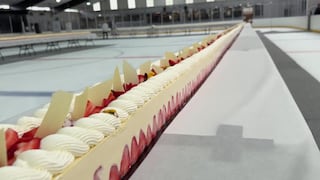 Francia se luce con el “fraisier” más largo del mundo: ¡más de 120 metros de postre!