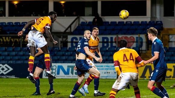 El salto de Bevis Mugabi que superó a Cristiano Ronaldo. (Fuente: Motherwell FC)