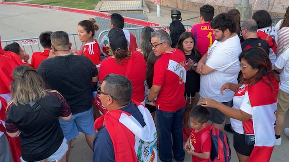 Hinchas peruanos realizaron banderazo previo al partido ante Chile por Copa América.