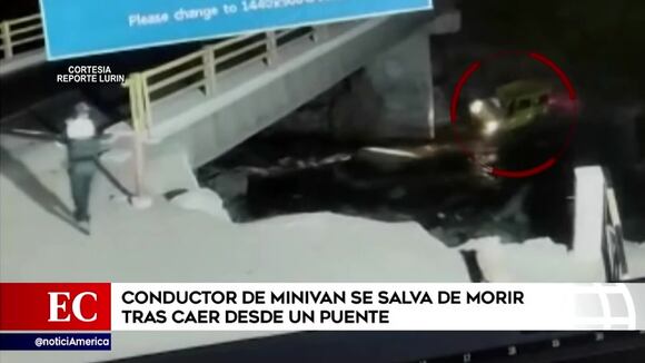 Miniván cae de puente y conductor se salva