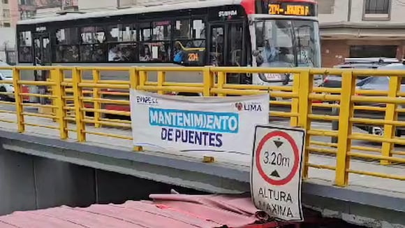 Bus panorámico chocó contra puente Villarán y quedó atascado