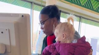 Mamá de Nueva Jersey comparte conmovedor momento en que cajera ayuda a su hija en ‘crisis’