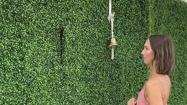 La peculiar forma de entregar champagne en una boda que se volvió viral