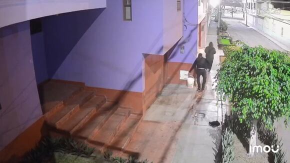 Hampones queman puerta de vivienda en Trujillo