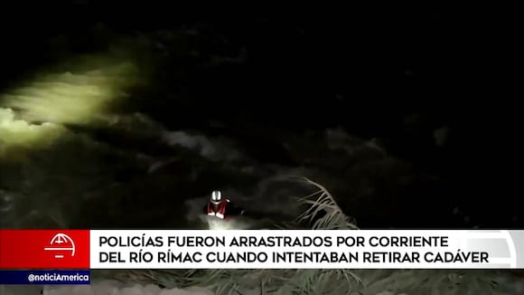 Policias son arrastrados por el río