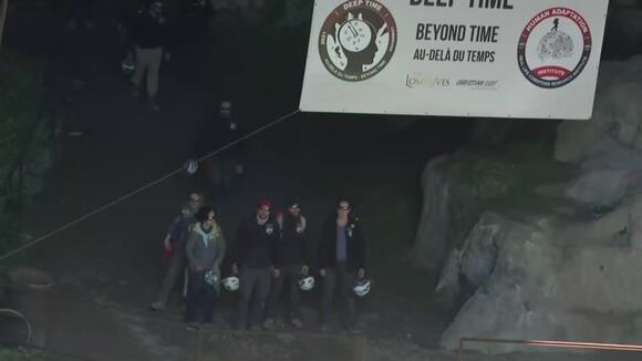 Salen de una cueva en Francia 15 personas confinadas durante 40 días para un experimento