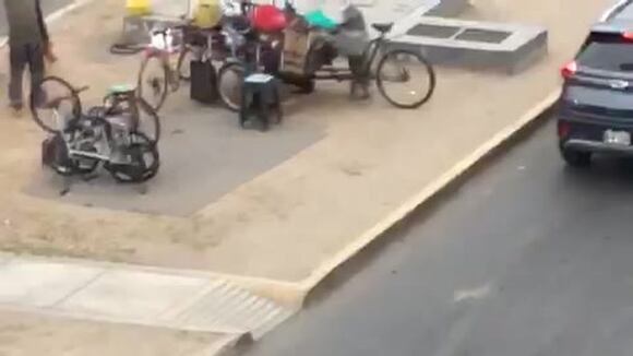 Discapacitado usa sus muletas para romper lunas de vehículos de conductores que no lo apoyan con una moneda en San Martín de Porres. (Video PNP)