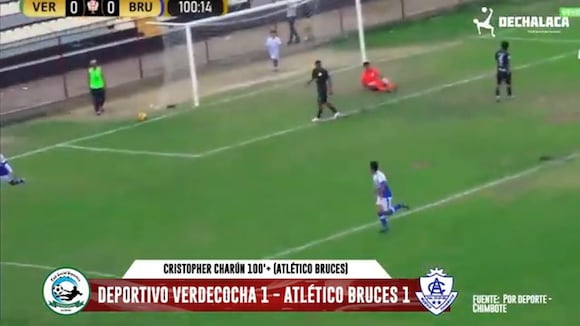 Arquero quiso parar disparo de pecho, cometió blooper y narrador terminó indignado en Copa Perú. Fuente: Por Deporte - Chimbote