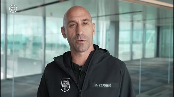 Rubiales se disculpa por beso a Jenni Hermoso