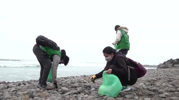Vecinos de Miraflores limpian playas en un recorrido por el medio ambiente