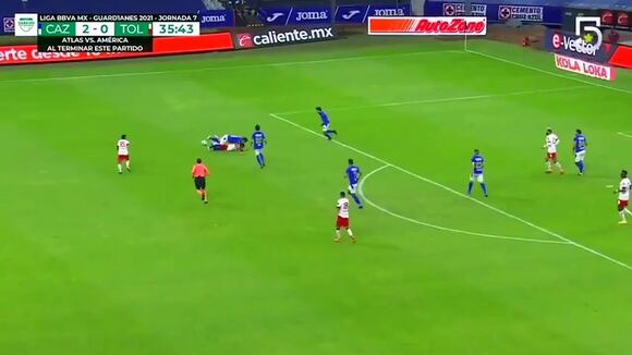 Árbitro se cruza frente al arco y evita el gol de Cruz Azul | VIDEO: TUDN