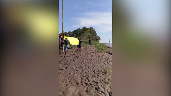 Bandera colombiana es retirada de territorio peruano 1