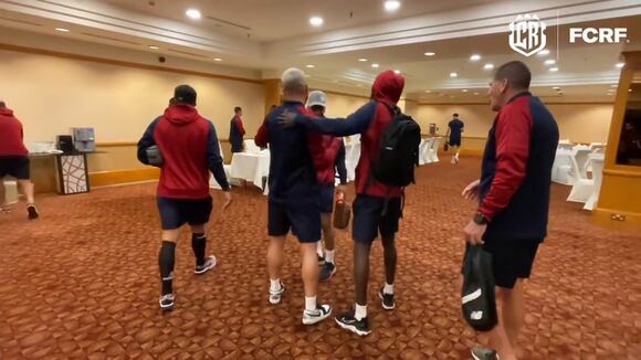 El futbolista Francisco Calvo se sumó a la delegación de Costa Rica. (Video: @fedefutbolcrc )