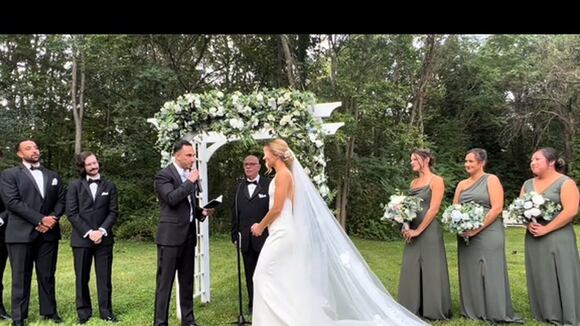 La pareja de novios que adoptó un gato que había arruinado la ceremonia de su boda (@gatsby.and.daisy / TikTok)