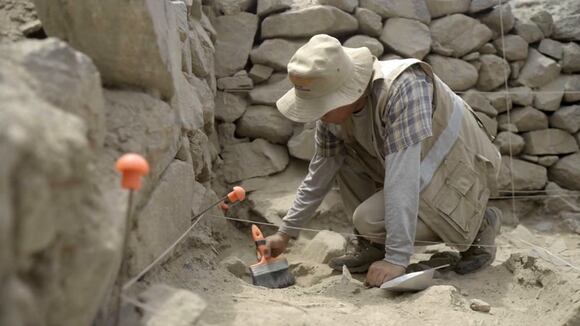 Arqueólogos descubren restos de cuerpos y artefactos de la cultura Inca en Cobián