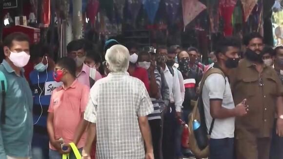 La India registra la mayor bajada de casos desde abril con 70.000 contagios