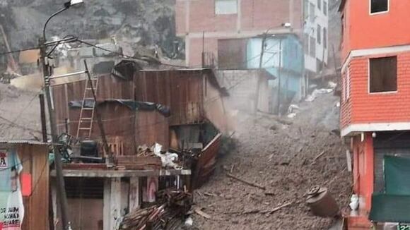 Arequipa: Caída de huaico en la provincia de Camaná arrasó todo a su pasado desatando terror entre pobladores.