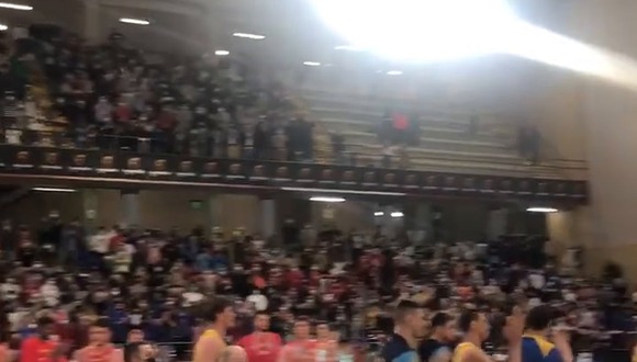 Selección ucraniana de básquet es despedida entre aplausos en Córdoba, España. (Video: @LucasSaezBravo)