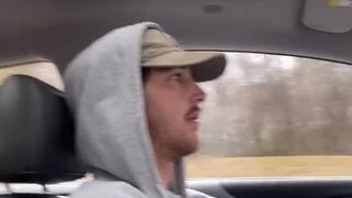 Realiza un viaje largo con su mejor amigo, pero queda intrigada tras una confesión de él