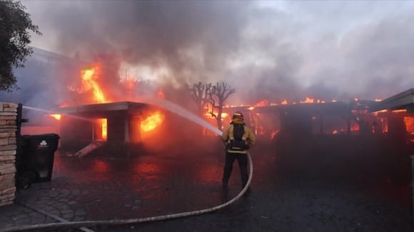 Unas 30.000 personas bajo orden de evacuación por incendio en Los Ángeles