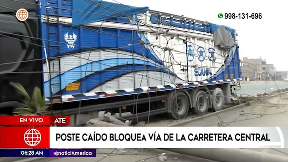 Poste caído bloquea vía