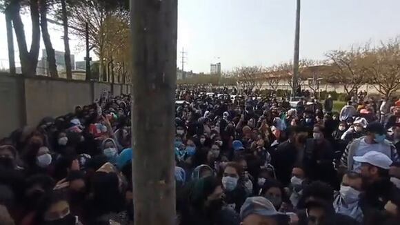 Mujeres fueron impedidas de ingresar al estadio en el Irán vs. Líbano. (Foto: Twitter/@khabaronlinee)