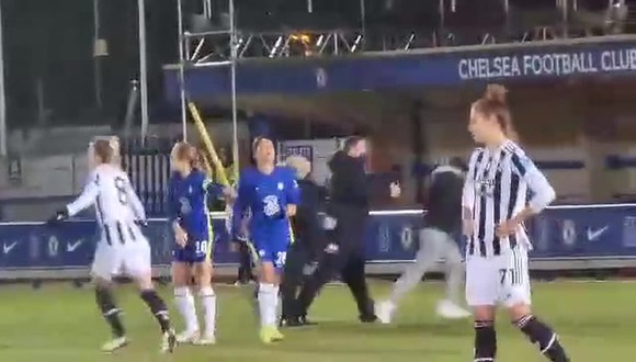 Sam Kerr, delantera del Chelsea, derribó a intruso con un empujón que ha dado la vuelta al mundo | VIDEO