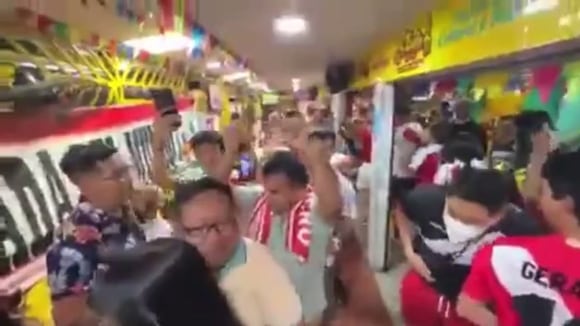 Hinchas de la selección peruana festejan al ritmo de la salsa tras victoria ante Colombia: "En Barranquilla me quedo"