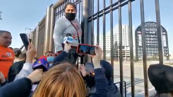 Lo que hace una madre por su hijo: no le venden entradas para Bad Bunny y se aferra a barrotes. (Video fuente: Twitter)