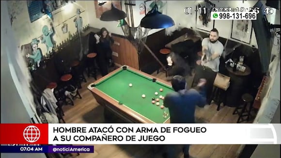 Hombre utiliza su arma de fogueo contra su compañero