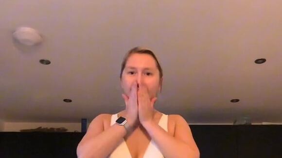 Compró un vestido de novia valorizado en $200 sin probáserlo y su reacción se vuelve viral (@charr_p / TikTok)