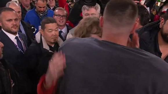 El tierno beso que le brindó Taylor Swift a Travis Kelce tras la victoria de los Chiefs (NFL on CBS / X)